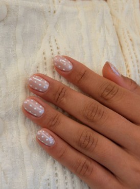 Esmaltação nude com poá branco